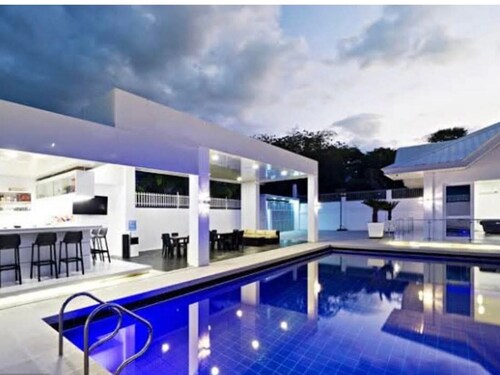 Entire Santorini-inspired Hot Spring Villa in Los Baños - Good for 30 Persons