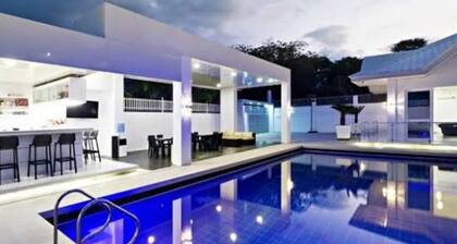 Entire Santorini-inspired Hot Spring Villa in Los Baños - Good for 30 Persons