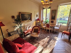 Living area - Wake up beside Napoleon (Paris)