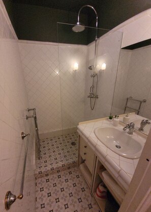 Hair dryer, towels, soap, toilet paper - Wake up beside Napoleon (Paris)