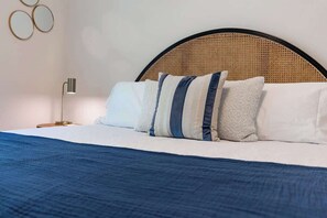 3 habitaciones, escritorio y tabla de planchar con plancha 