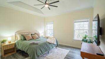 3 bedrooms, desk, iron/ironing board, free WiFi