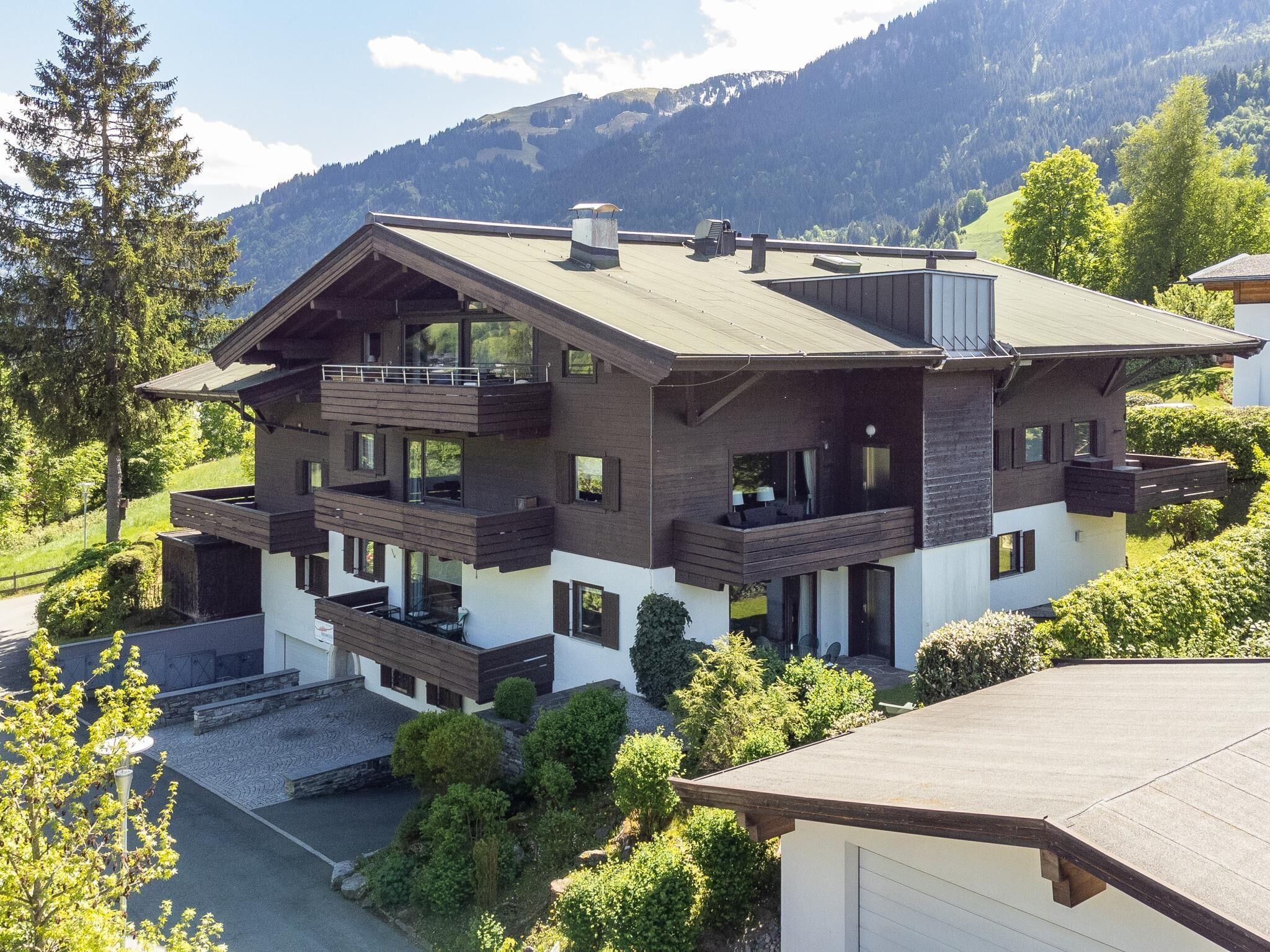 Spacious Alpine stay with sun terrace