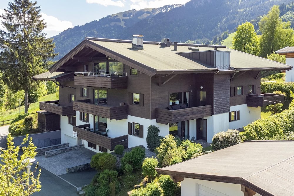 Spacious Alpine stay with sun terrace