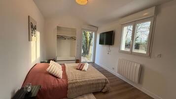 Bureau, fer et planche à repasser, lit parapluie, Wi-Fi gratuit