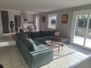 Tv, pejs, bordfodbold, bordtennisbord