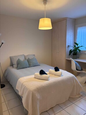 Iron/ironing board, WiFi, bed sheets - Large family home near Paris and Disney (Mandres-les-Roses)