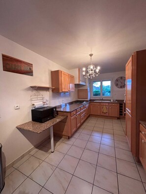 Private kitchen - Large family home near Paris and Disney (Mandres-les-Roses)