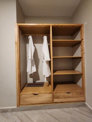 Camera familiare, vista giardino | Interni