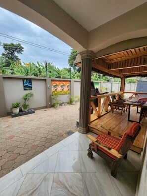 Basic Triple Room | Outdoor dining - Pembeni River House (Arusha)