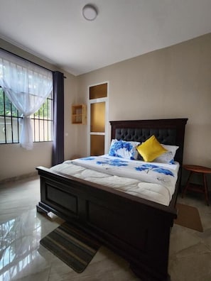 Chambre Familiale, vue jardin | Coffres-forts dans les chambres, fer et planche Ă repasser