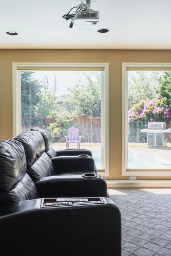 2-bedroom apartment in peaceful Bellevue with cool city vibes