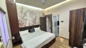 Una camera da letto moderna con un letto grande, un armadio, un bagno con uno specchio e una ventola a soffitto.