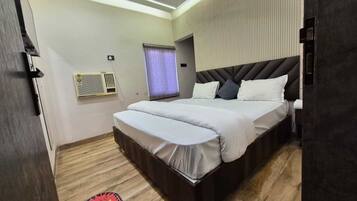 Deluxe Double Room | Laptop workspace, free WiFi