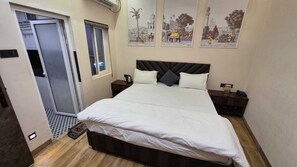 Laptop workspace, free WiFi - Hotel MRK VILLA (Varanasi)