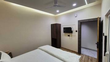 Deluxe Double Room | Laptop workspace, free WiFi