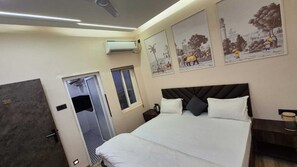 Deluxe Double Room | Laptop workspace, free WiFi - Hotel MRK VILLA (Varanasi)