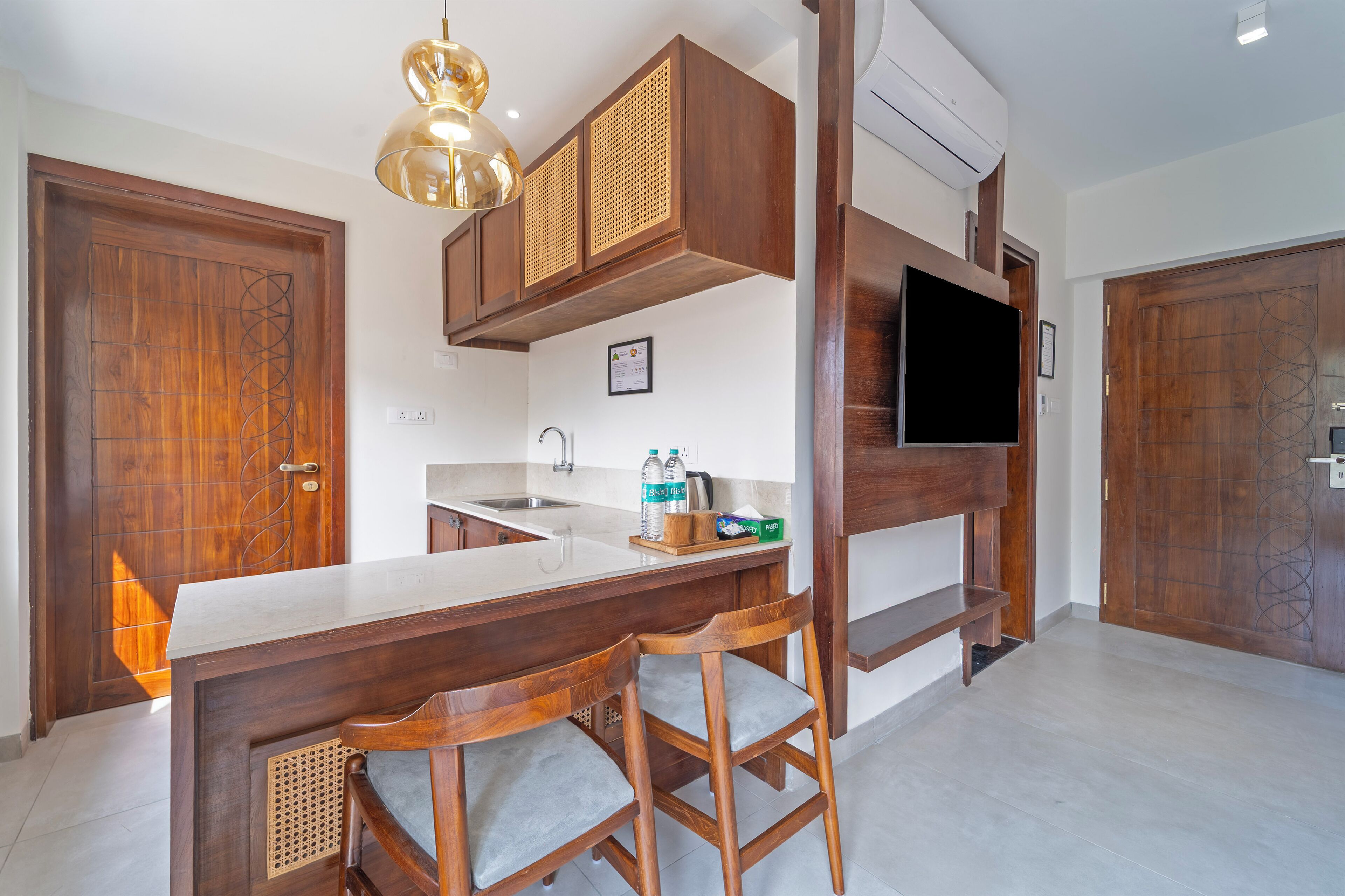 مكتب ومكواة/لوح كي