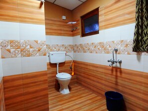 Kamar Double Deluks, balkon, pemandangan laut | Kamar mandi | Shower, handuk,  dan sabun