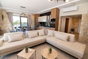 Living area - Villa Olympia- Large villa perfect for groups (Kavrós)