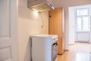 Apartamento básico | Cozinha privada | Geladeira, micro-ondas, fogão, cooktop