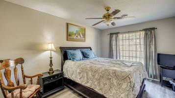 Desk, iron/ironing board, Internet, bed sheets