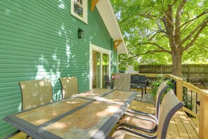 A covered patio with a table and chairs, a wooden deck, and a large tree. - < 1 Mi to MSU! Updated Springfield House w/ Deck (Springfield)