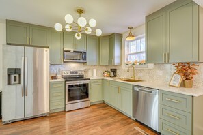 Fridge, microwave, stovetop, dishwasher - < 1 Mi to MSU! Updated Springfield House w/ Deck (Springfield)