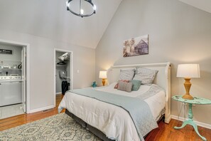 1 bedroom, desk, iron/ironing board, internet