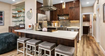 Peaks View Bunk House | Game Room Fun, Fire Pit Nights & Quiet Forest Retreat Getaway