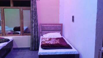 Triple Room, Non Smoking | Rollaway beds, free WiFi, bed sheets