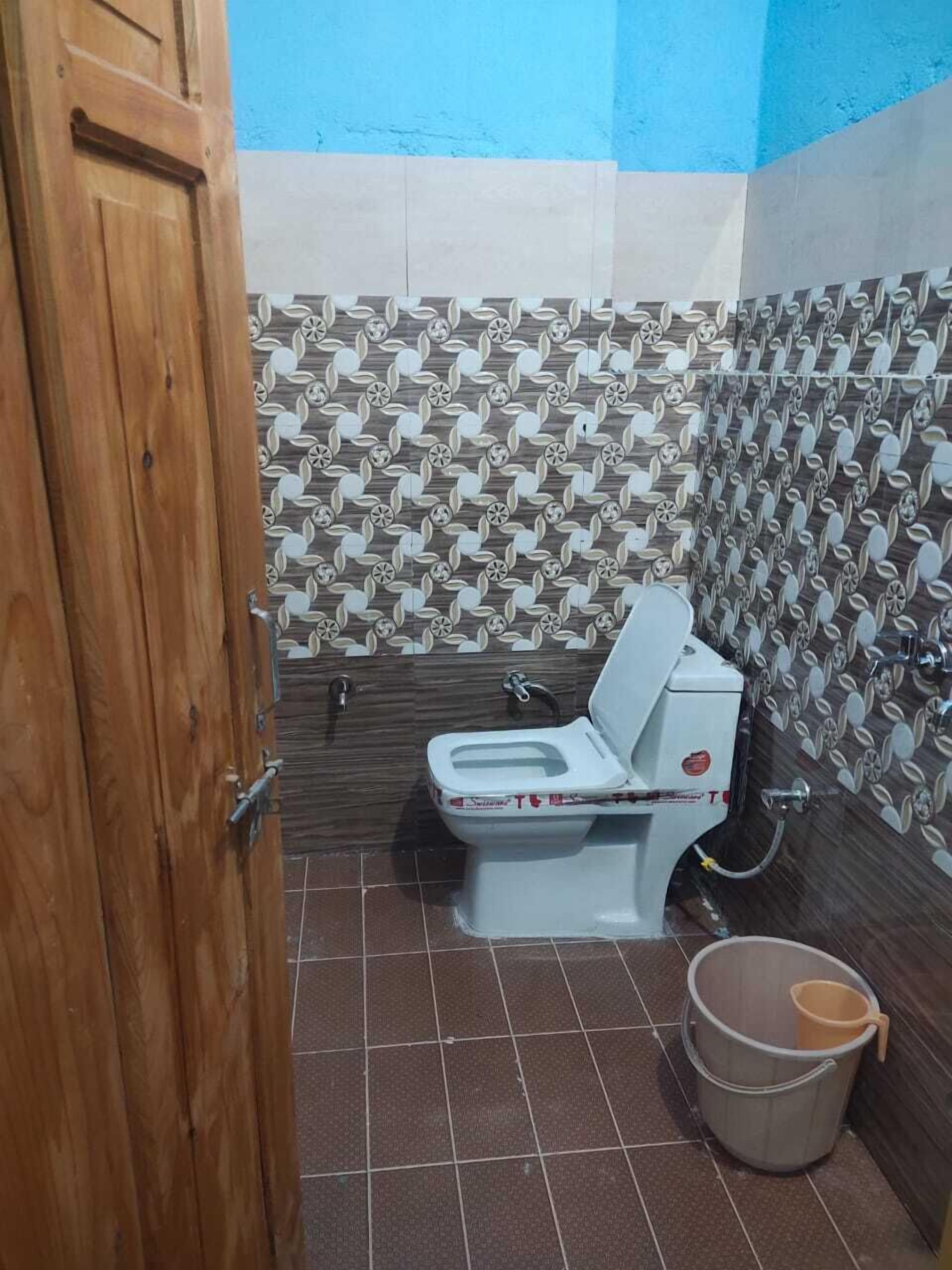 Shower, free toiletries, towels, soap