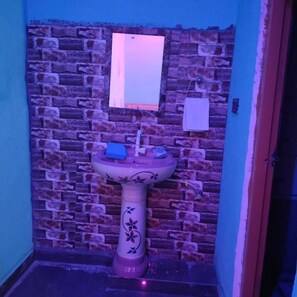 Τρίκλινο Δωμάτιο, Μη Καπνιστών | Μπάνιο | Ντουζιέρα, δωρεάν προϊόντα προσωπικής περιποίησης, πετσέτες, Σαπούνι