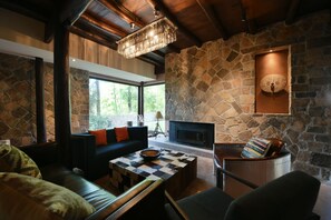 Bungalow- 5 Bedroom | Minibar, desk, laptop workspace, free WiFi