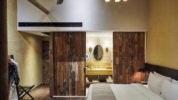 Minibar, escritorio, espacio para trabajar con laptop y wifi gratis