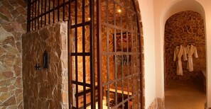 Castle Suite- Dungeon | Minibar, desk, laptop workspace, free WiFi