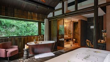 Casa superluxo, vista para o pátio | Frigobar, escrivaninha, espaço de trabalho para notebook