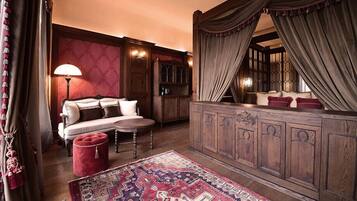 Castle Suite- King&Queen | Minibar, desk, laptop workspace, free WiFi