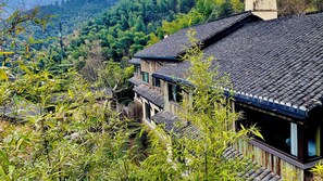 Cabana bàsica, vistes al complex turístic | Minibar, escriptori i espai de treball apte per a portàtils 