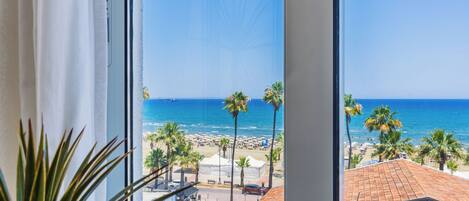 Comfort-huoneisto, 1 parisänky ja vuodesohva, keittotila, merinäköala | Näkymä huoneesta