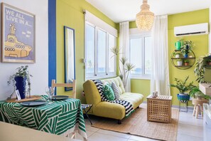 Apartamento conforto, 1 cama de casal e sofá-cama, cozinha americana, vista para o mar | Área de estar | Smart TV, Netflix, livros, serviços de streaming