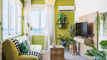 Comfort-Apartment, 1 Doppelbett und Schlafsofa, Kochnische, Meerblick | Wohnbereich | Smart-TV, Netflix, Bücher, Streaming-Dienste