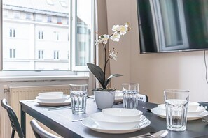 Basic Room | Dining - Modern Room Long Stay Central Vienna (Vienna)