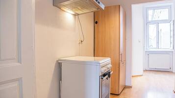 Basic Room | Private kitchen | Fridge, microwave, oven, stovetop