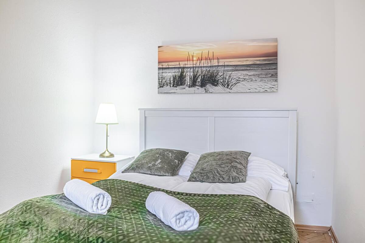 Quarto básico | Ferros/tábuas de passar roupa, Wi-Fi de cortesia