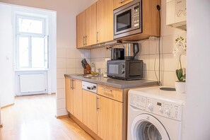 Fridge, microwave, oven, stovetop - Modern Room Long Stay Central Vienna (Vienna)