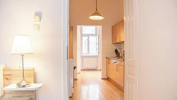 Basic Room | Private kitchen | Fridge, microwave, oven, stovetop