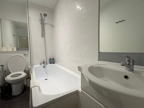 Shower, hair dryer, towels, shampoo - The Elden No. 18 - Fairway Hosting (London)