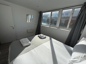 1 bedroom, iron/ironing board, Internet, bed sheets - The Elden No. 18 - Fairway Hosting (London)