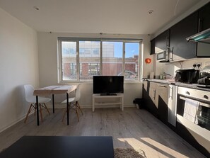 Fridge, oven, stovetop, coffee/tea maker - The Elden No. 18 - Fairway Hosting (London)